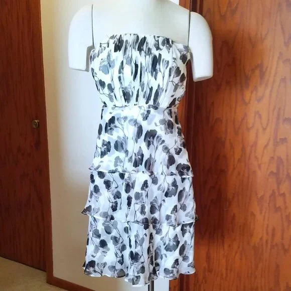 White House Black Market 3-Tiered Flower Dress 2 - Picture 13 of 13